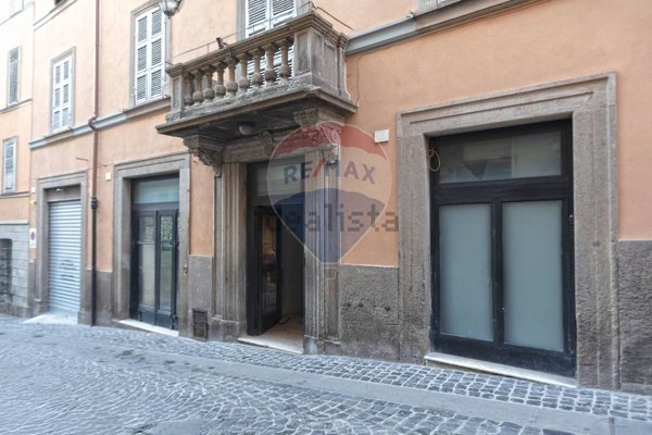 locale commerciale in vendita a Viterbo in zona Centro Città