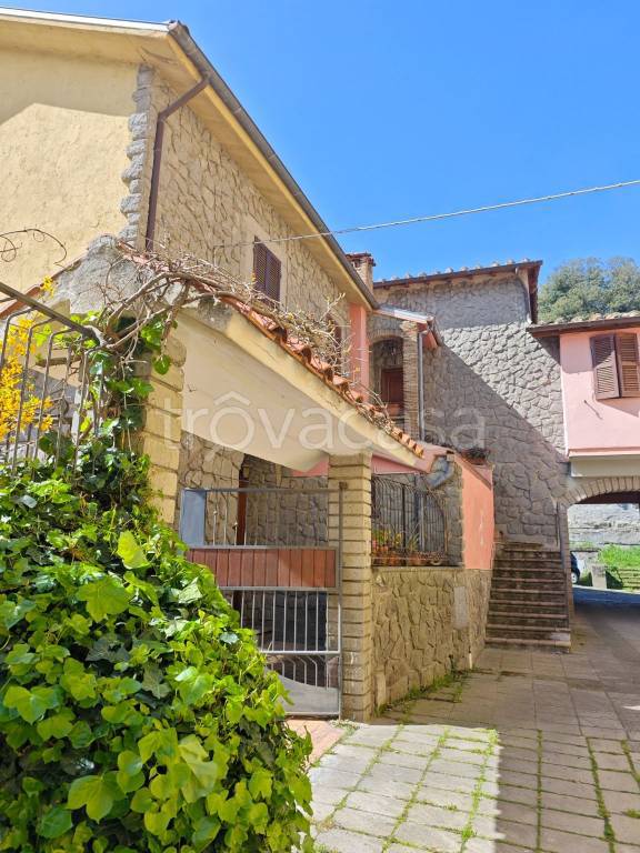 appartamento in vendita a Viterbo in zona Bagnaia