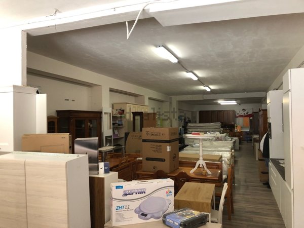 locale commerciale in vendita a Viterbo