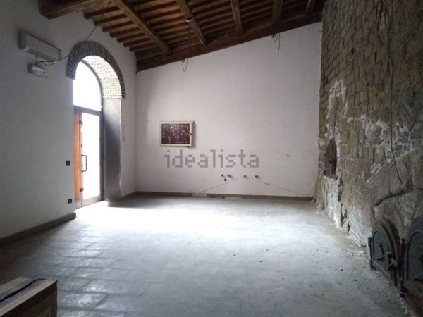 locale commerciale in vendita a Viterbo