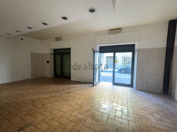 locale commerciale in vendita a Viterbo