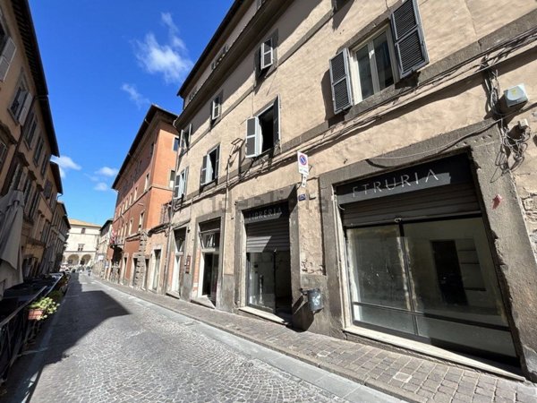 locale commerciale in vendita a Viterbo in zona Centro Città