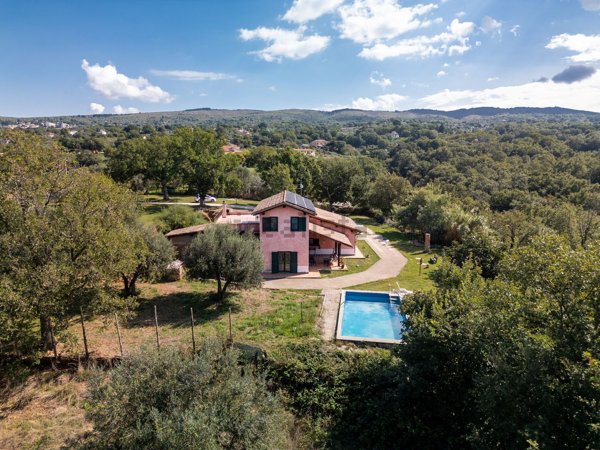 casa indipendente in vendita a Viterbo in zona Tobia