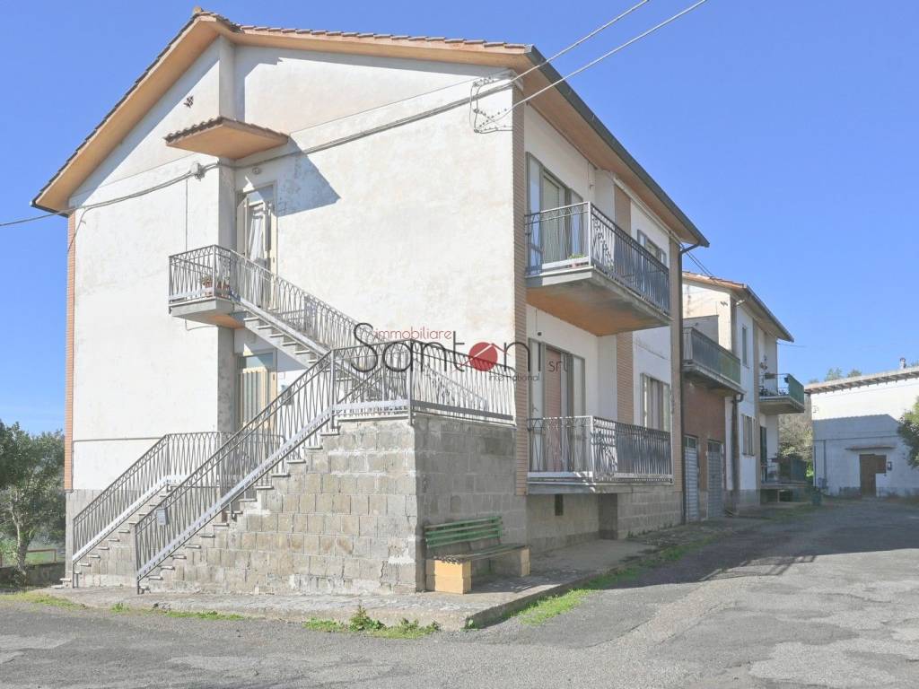 appartamento in vendita a Viterbo in zona Roccalvecce