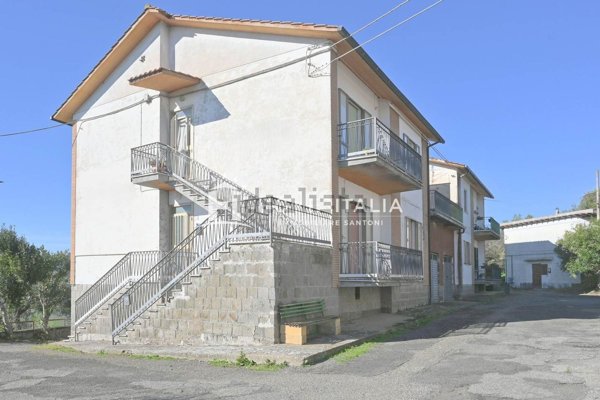 appartamento in vendita a Viterbo in zona Roccalvecce