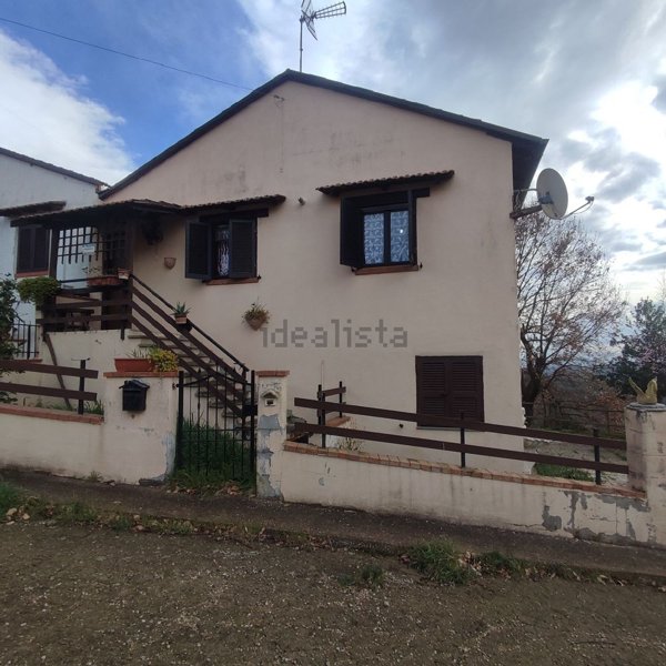 esavano in vendita a Viterbo in zona Roccalvecce