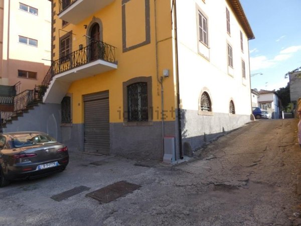 locale di sgombero in vendita a Viterbo