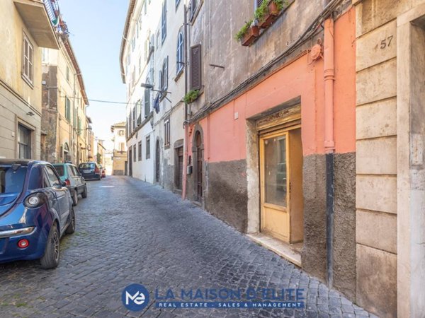 locale commerciale in vendita a Viterbo in zona Centro Città