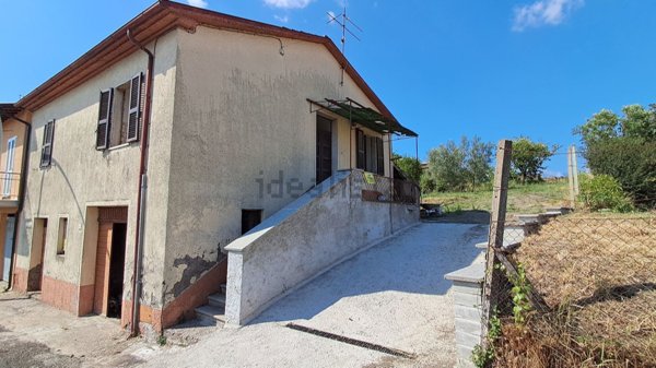 casa indipendente in vendita a Viterbo in zona Fastello