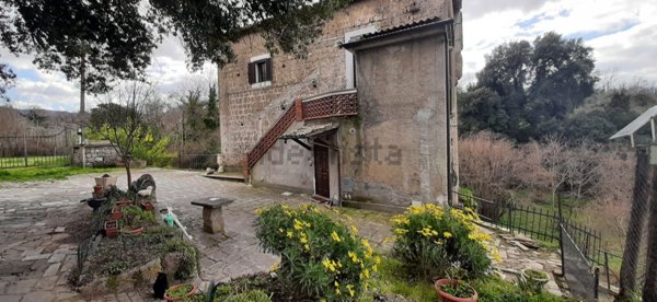casa indipendente in vendita a Viterbo