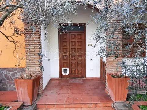 casa indipendente in vendita a Viterbo in zona Tobia