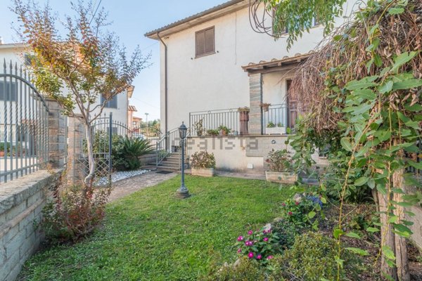 casa indipendente in vendita a Viterbo in zona Carcarelle