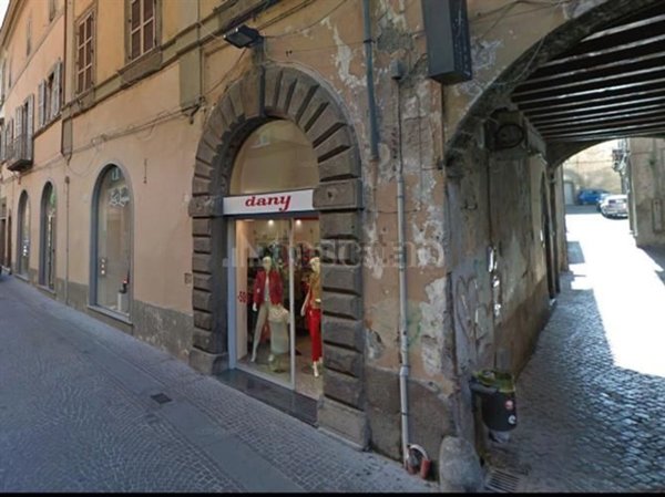 locale commerciale in vendita a Viterbo