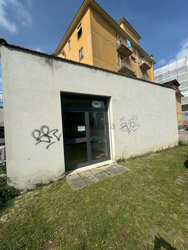 locale commerciale in vendita a Viterbo