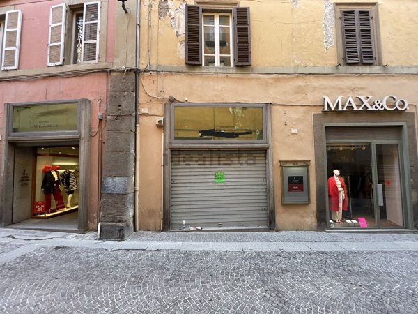 locale commerciale in vendita a Viterbo in zona Centro Città