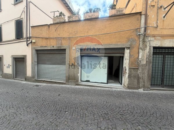 locale commerciale in vendita a Viterbo