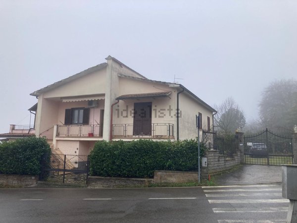 casa indipendente in vendita a Viterbo