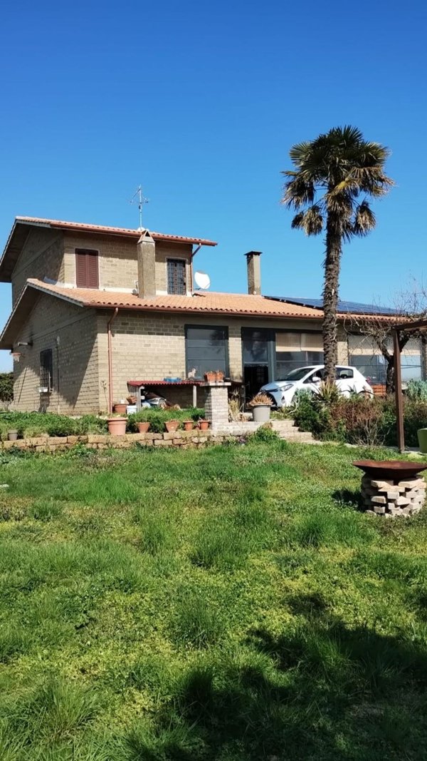 casa indipendente in vendita a Viterbo in zona Centro Città
