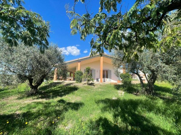 casa indipendente in vendita a Viterbo in zona Monterazzano