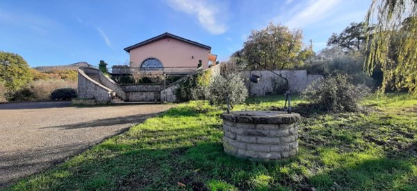 casa indipendente in vendita a Viterbo in zona Centro Città