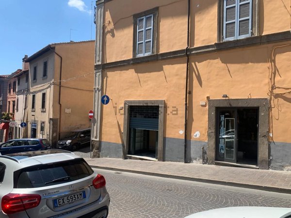 locale commerciale in vendita a Viterbo in zona Centro Città