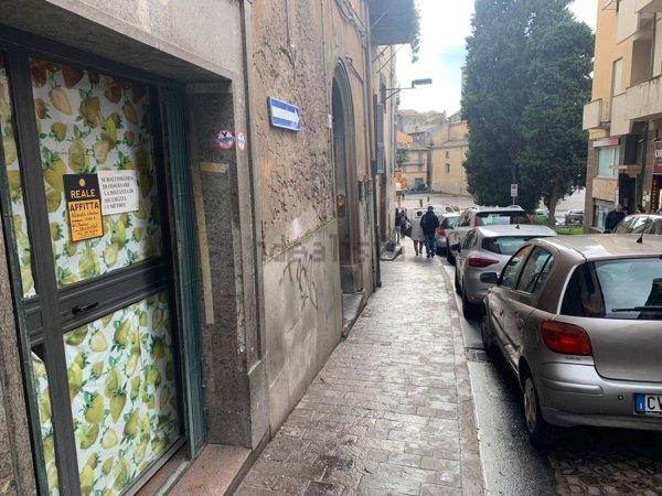 locale commerciale in vendita a Viterbo in zona Centro Città