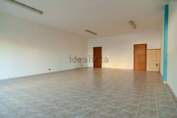 locale commerciale in vendita a Viterbo