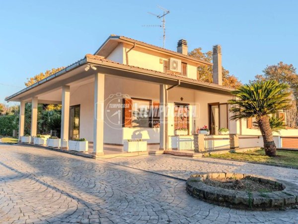 casa indipendente in vendita a Viterbo in zona Tobia
