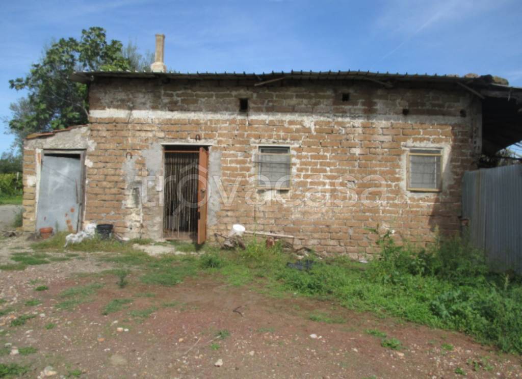 locale commerciale in vendita a Viterbo in zona Monterazzano
