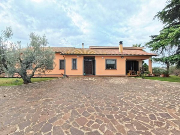 casa indipendente in vendita a Viterbo in zona Tobia