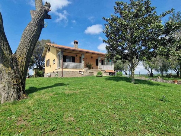 casa indipendente in vendita a Viterbo in zona Monterazzano
