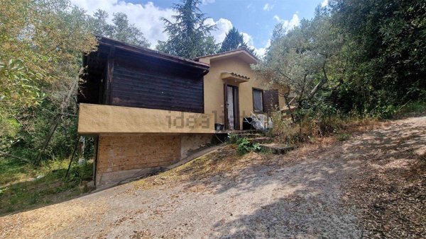 casa indipendente in vendita a Viterbo in zona Tobia