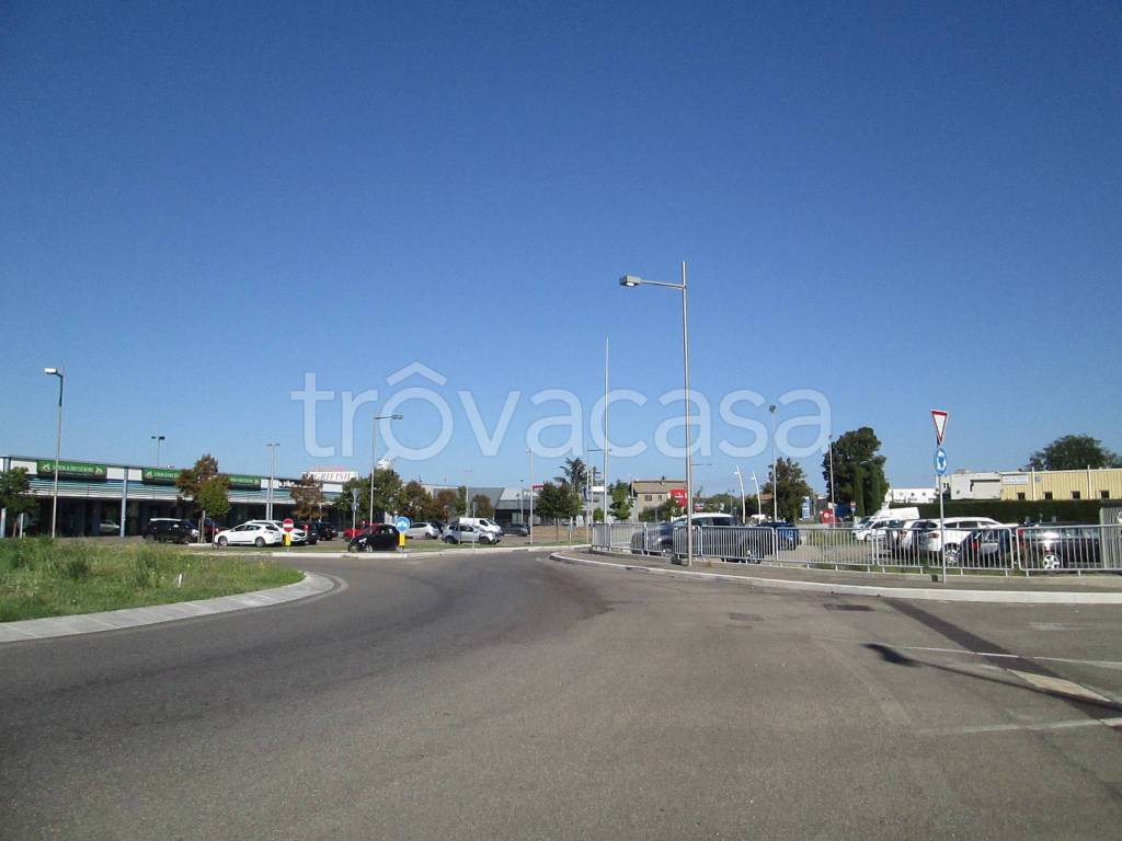 negozio in vendita a Viterbo in zona Monterazzano