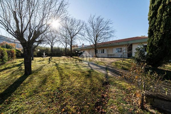 casa indipendente in vendita a Viterbo in zona Bagnaia