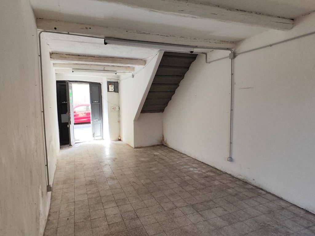 locale commerciale in vendita a Viterbo in zona Centro Città