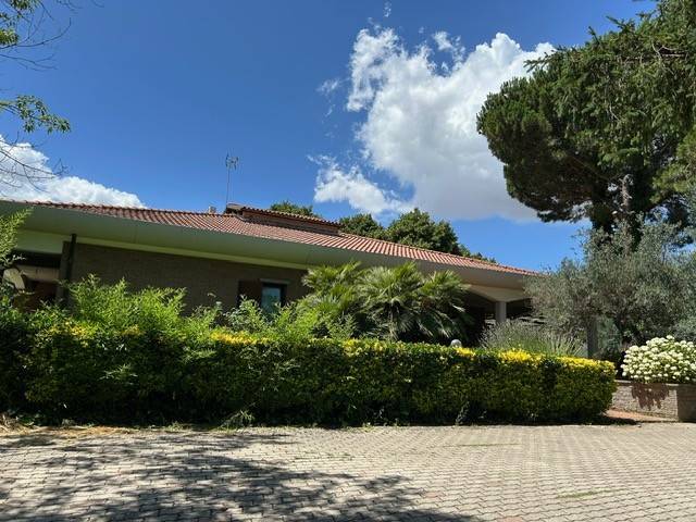 casa indipendente in vendita a Viterbo in zona Bagnaia