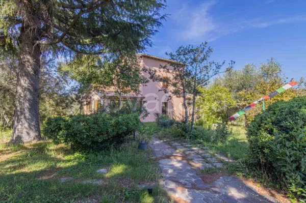 casa indipendente in vendita a Viterbo in zona Tobia