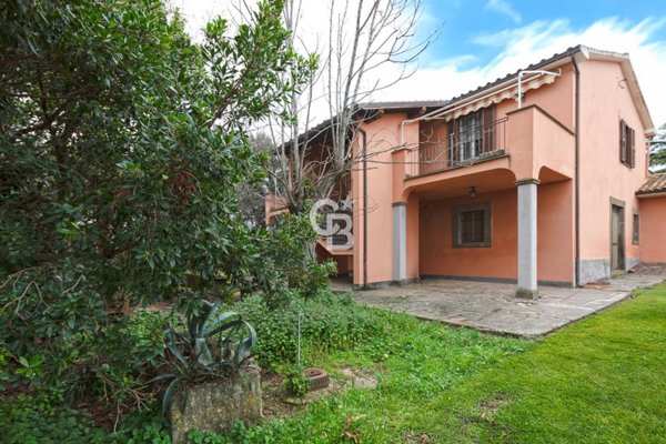casa indipendente in vendita a Viterbo