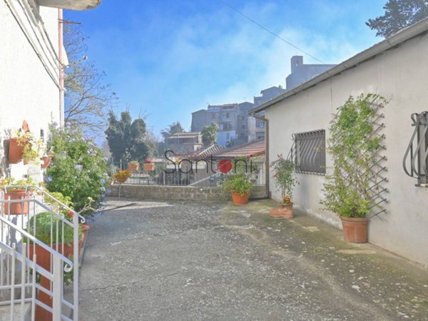 appartamento in vendita a Viterbo in zona Roccalvecce