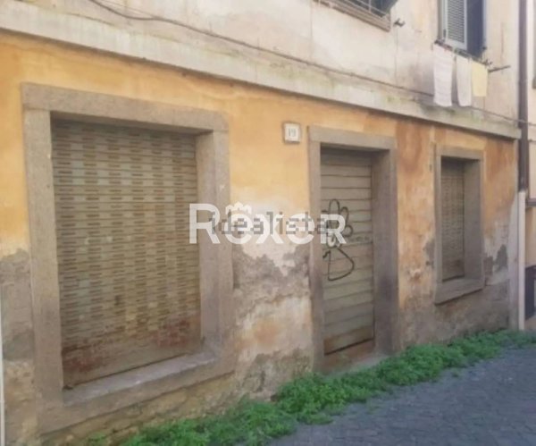 locale di sgombero in vendita a Viterbo