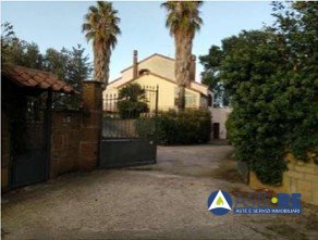 casa indipendente in vendita a Viterbo in zona Tobia