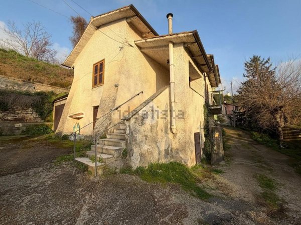casa semindipendente in vendita a Viterbo in zona San Martino al Cimino