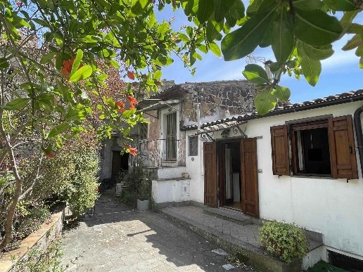 appartamento in vendita a Viterbo in zona Roccalvecce