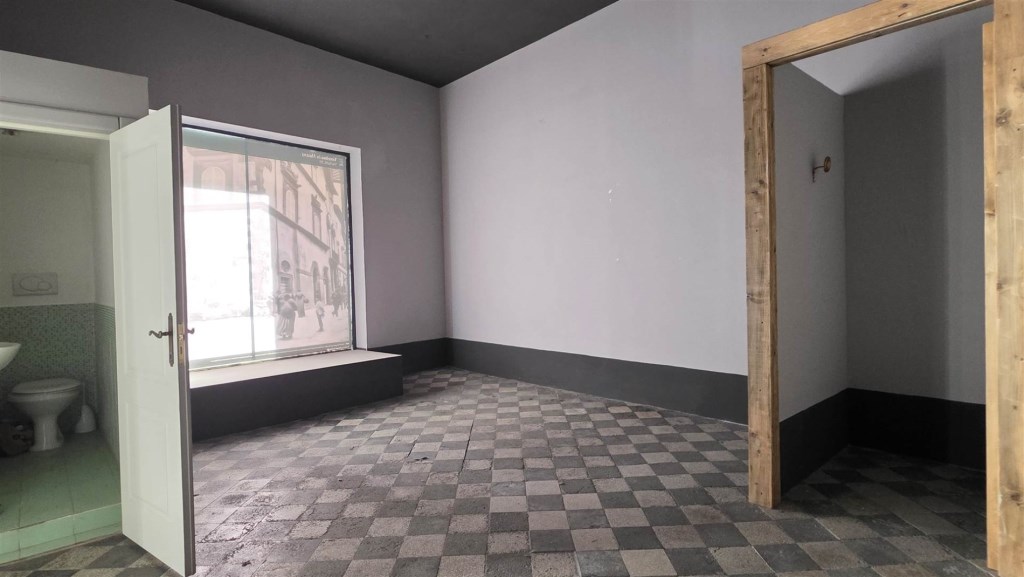 negozio in vendita a Viterbo in zona Centro Città