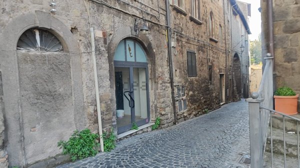locale commerciale in vendita a Viterbo in zona Centro Città