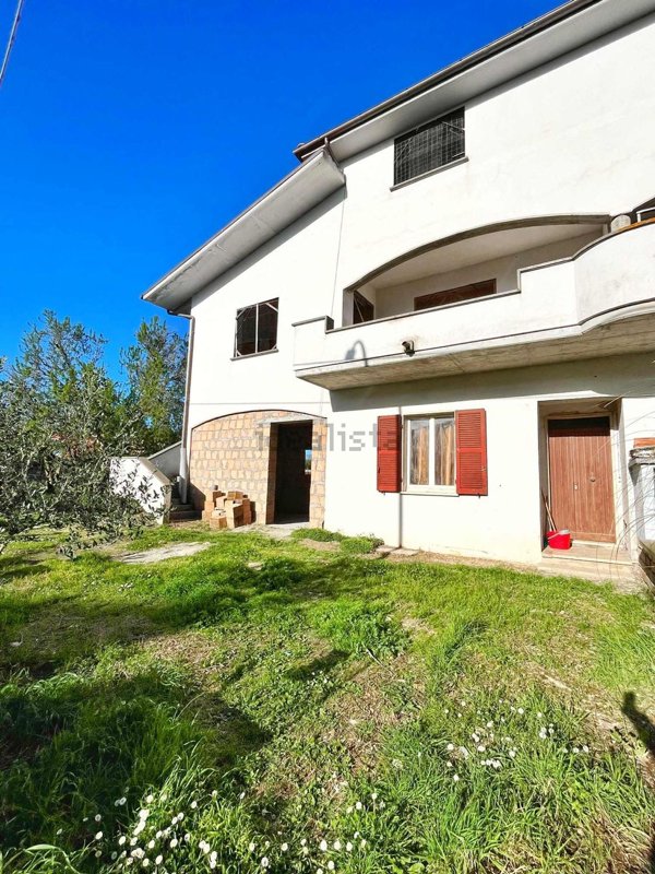 casa indipendente in vendita a Viterbo in zona Fastello