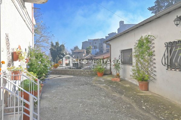 appartamento in vendita a Viterbo in zona Roccalvecce