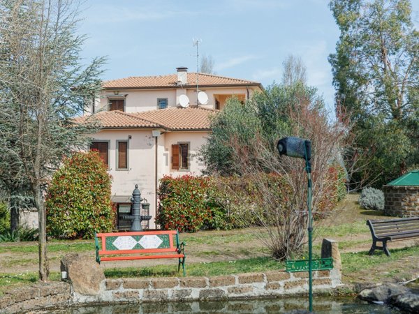 casa indipendente in vendita a Viterbo in zona Tobia