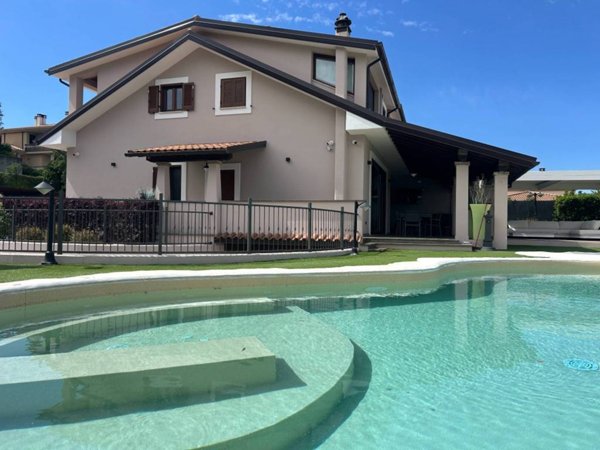 casa indipendente in vendita a Viterbo