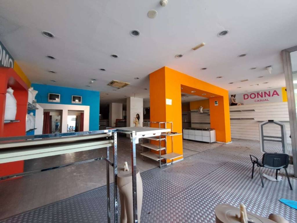 negozio in vendita a Viterbo in zona Bagnaia